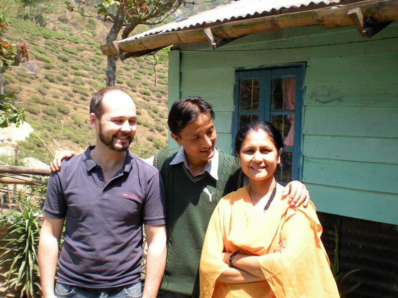 Arnaud Dhénin avec la famille indienne qui l'a hebergé en 2009