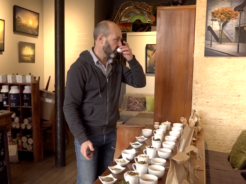 Arnaud Dhénin en pleines recherches pour la création d'une nouvelle tisane