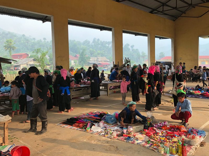 A l'intérieur du marché de Ban Lien