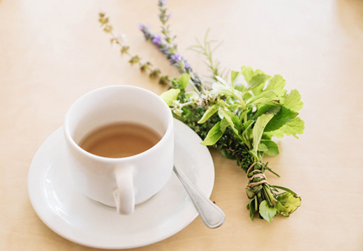 Thé Vert En Vrac Avec Infuseur à Passoire à Thé Et Théière En Céramique Avec  Tasse Dans Une Boîte En Bois Avec Un Chiffon Vert Sur Fond Clair